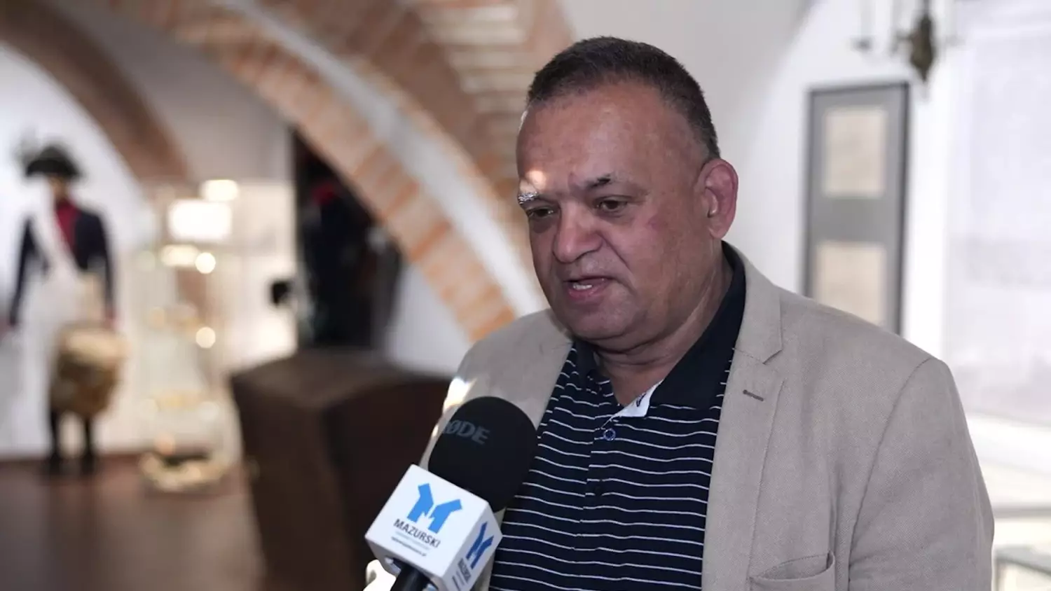 turysta-z-prezentem-em.mp4