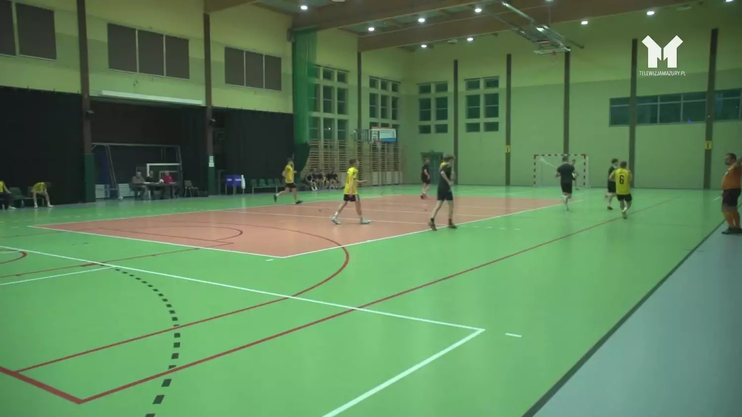 od-widza-do-zawodnika-halowka-wciaga.mp4