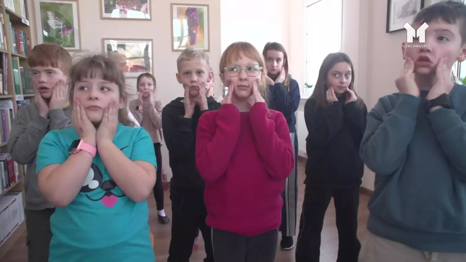 dzieci-ucza-sie-spiewu-od-chorzystek.mp4